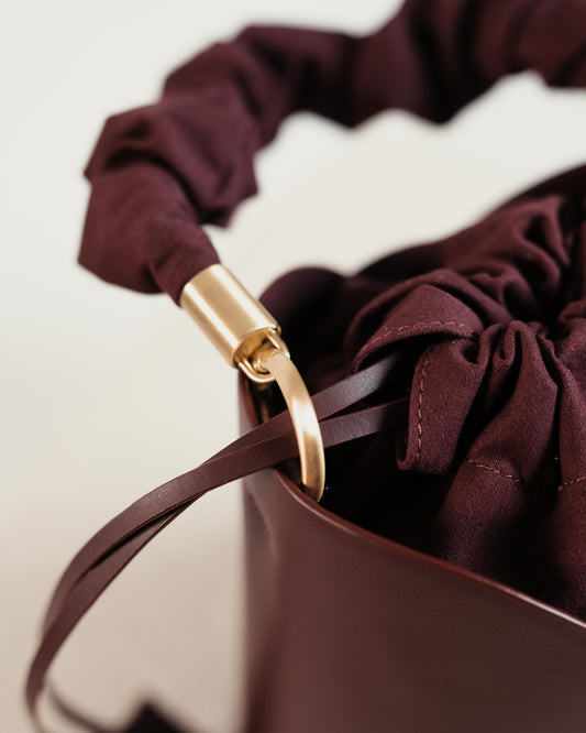 Torebka Vellura Tulip, detal na szczotkowane złoto